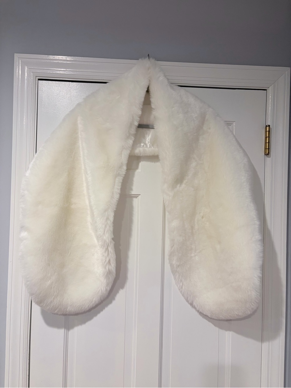 White Faux Fur Bridal Stole Wrap Shawl Winter Wedding Cover Up - Picture 2 of 11